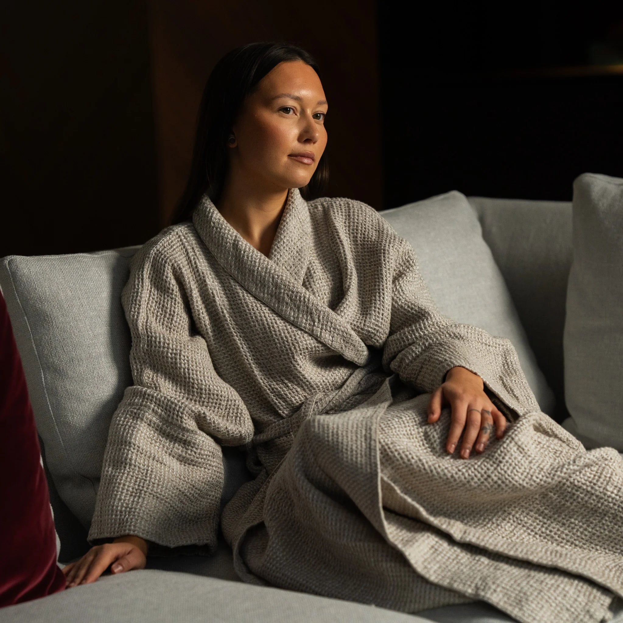 Long unisex beige linen robe with waffle texture, woven from beige and white yarns, featuring a refined silhouette and natural drape